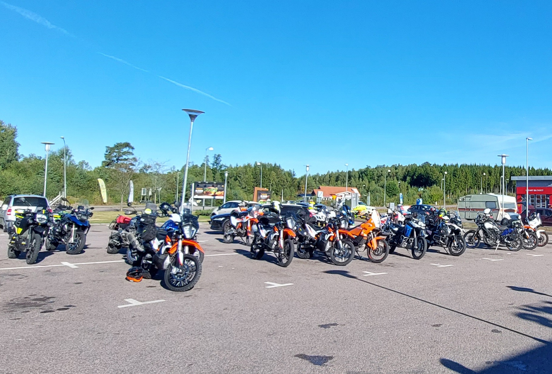 Bild på en parkering full av hojar.