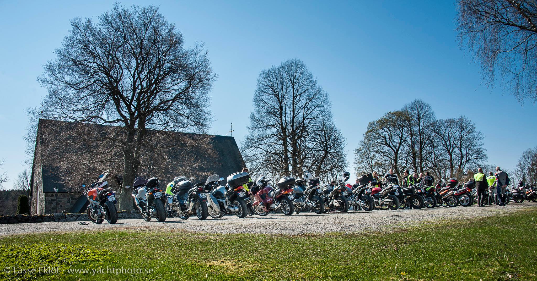 Motorcyklar framför en kyrka