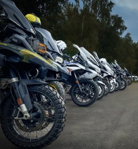 En snygg parkerad rad med motorcyklar