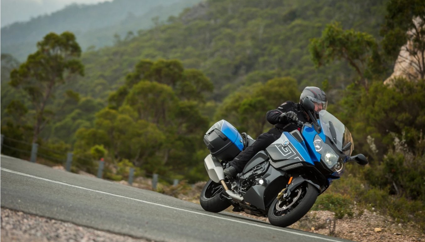 En BMW K1600GT in action