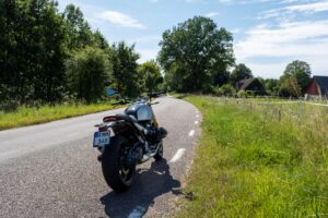 Bild på en hoj vid sidan av vägen