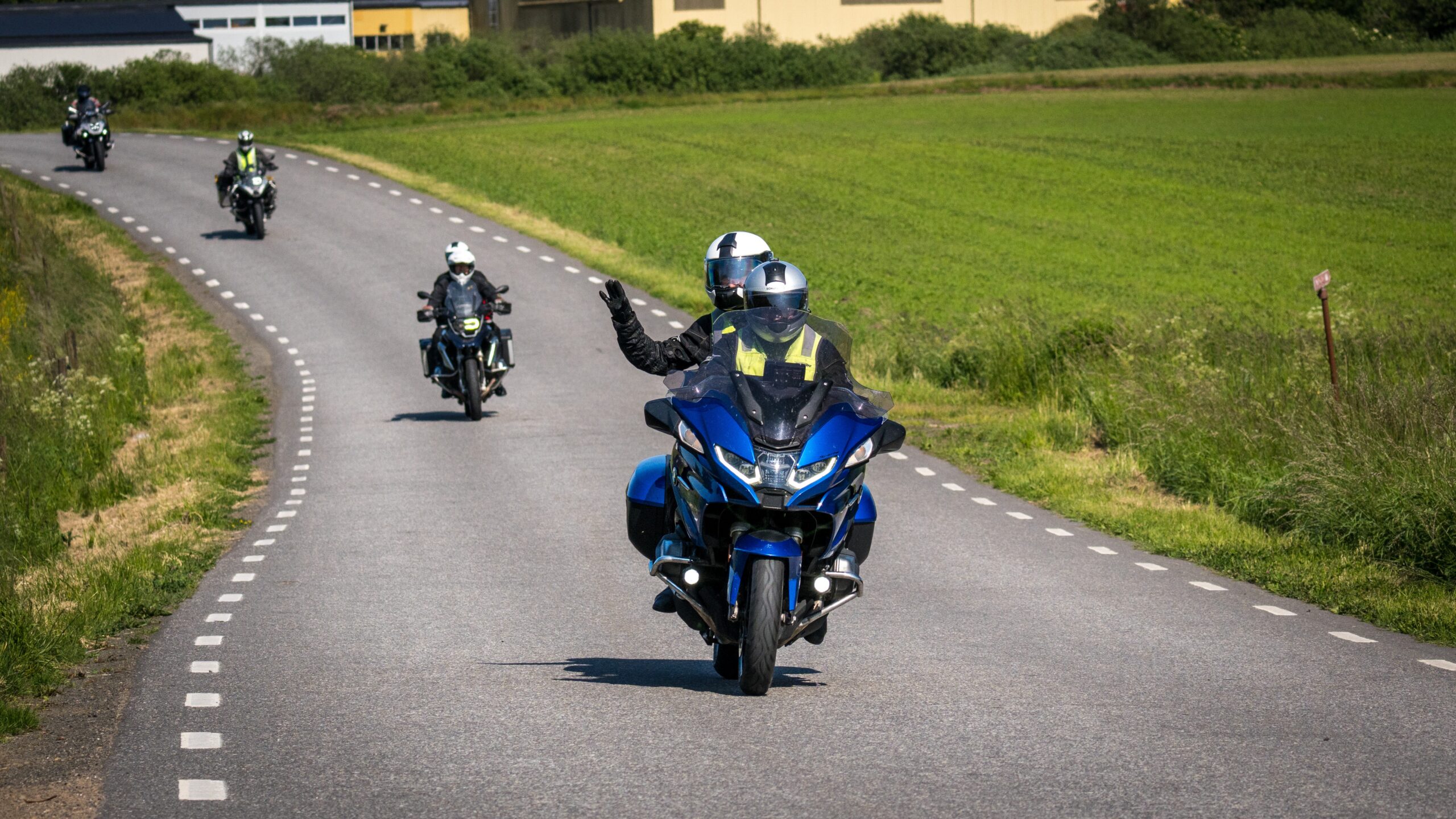 Vinkande mc-åkande på väg